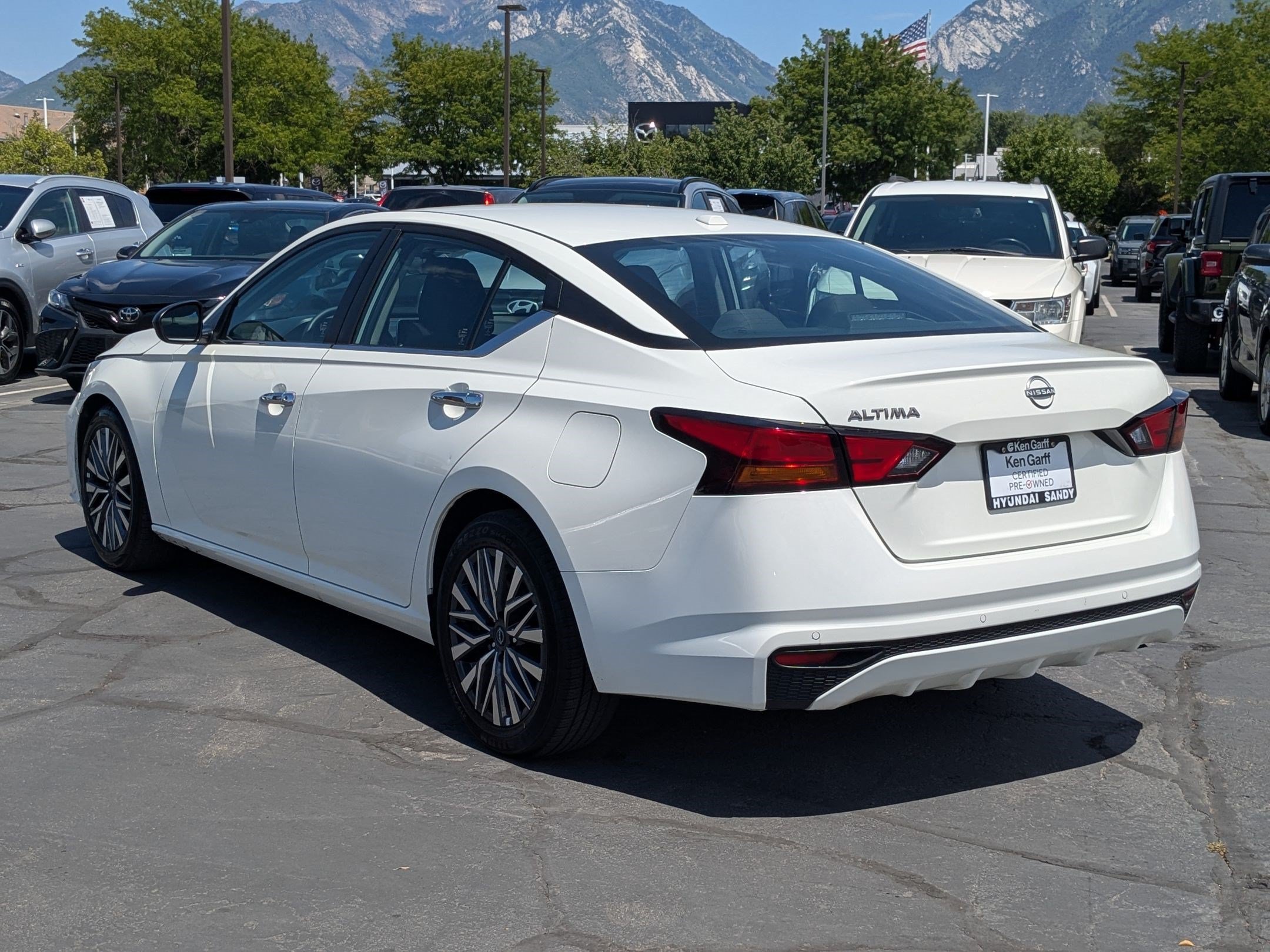 Used 2025 Glacier White Nissan SV image 7