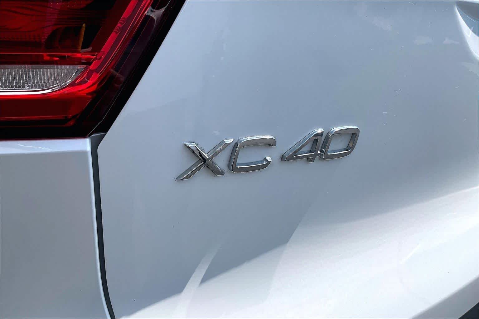 Used 2022 Crystal White Metallic Volvo R-Design image 10