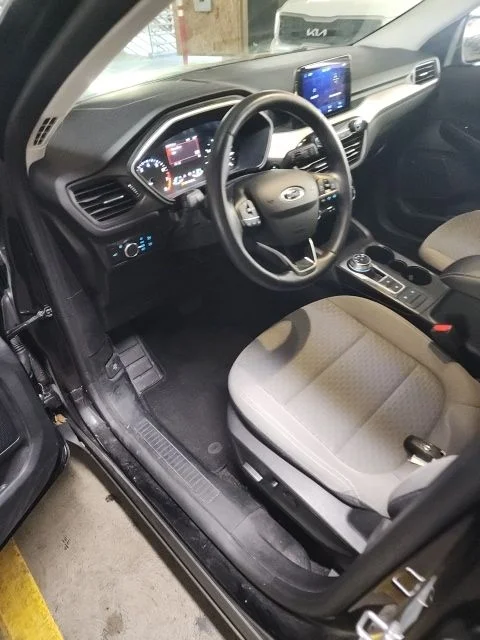 Used 2022 Black Ford SE image 6