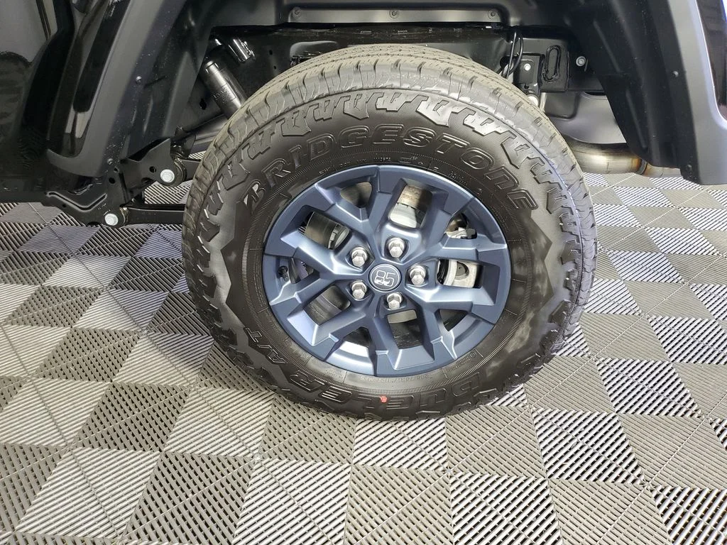 New 2026 Black Clear-Coat Exterior Paint Jeep 85th Anniversary Edition image 33