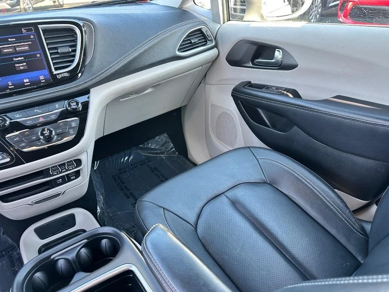 Used 2022 Ceramic Gray Clearcoat Chrysler Hybrid Touring L image 16