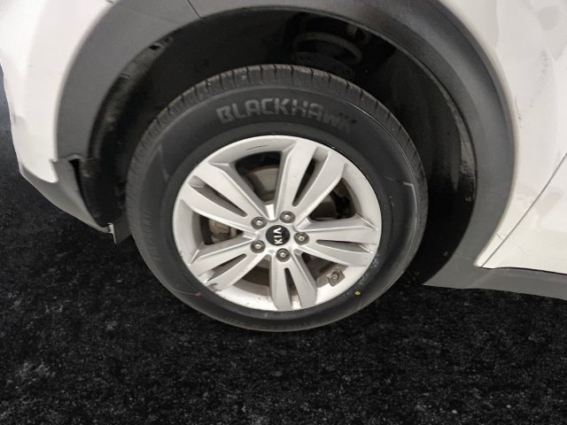 Used 2018 White Kia LX image 27