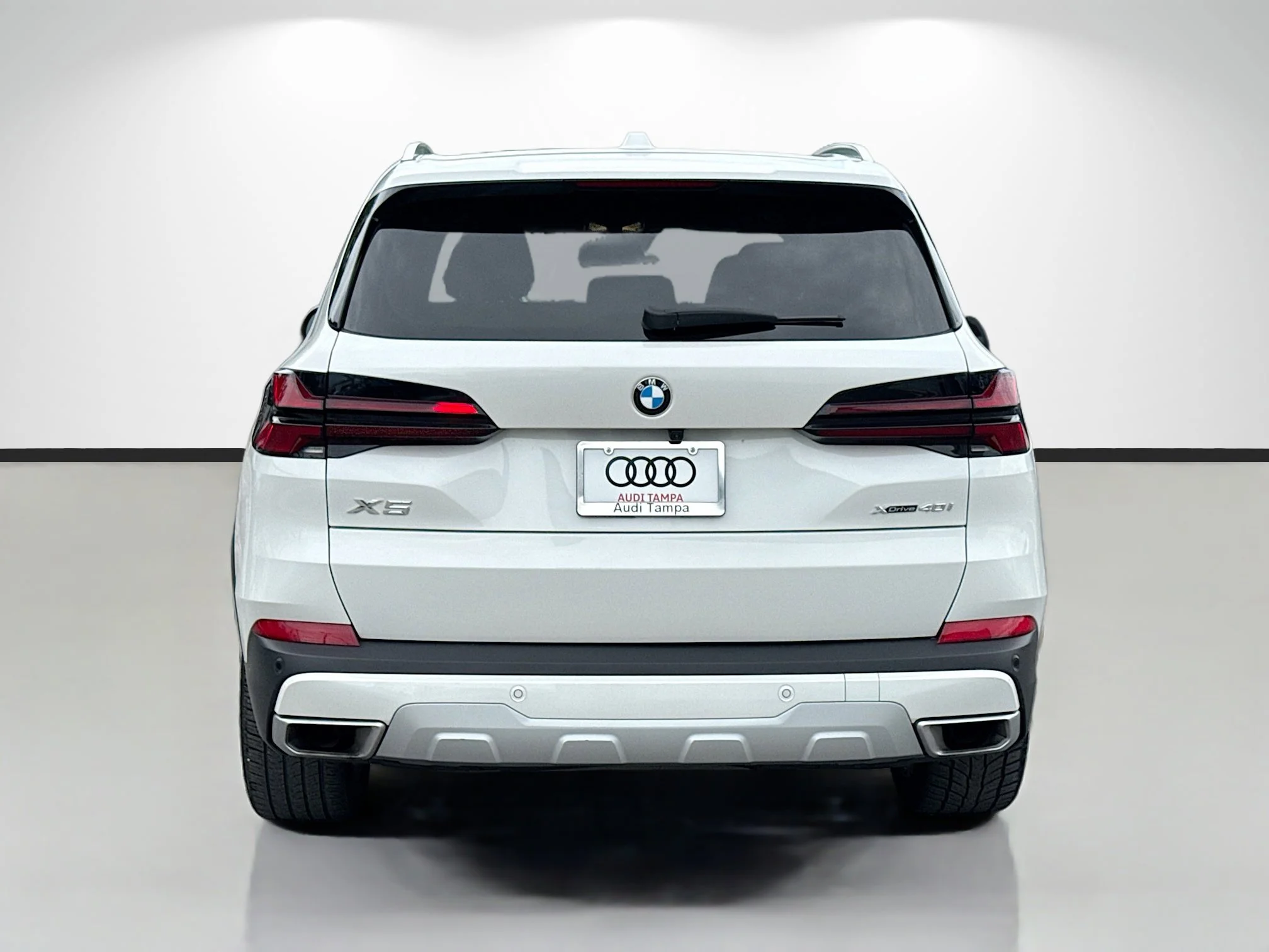 Used 2025 White Metallic BMW xDrive40i image 4