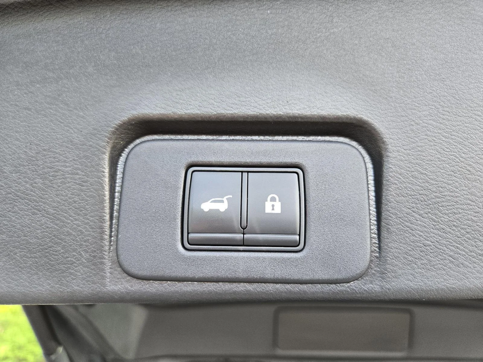 Used 2022 Super Black Nissan SL image 10
