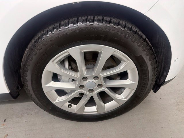 Certified Used 2024 Fuji White Land Rover SE image 24