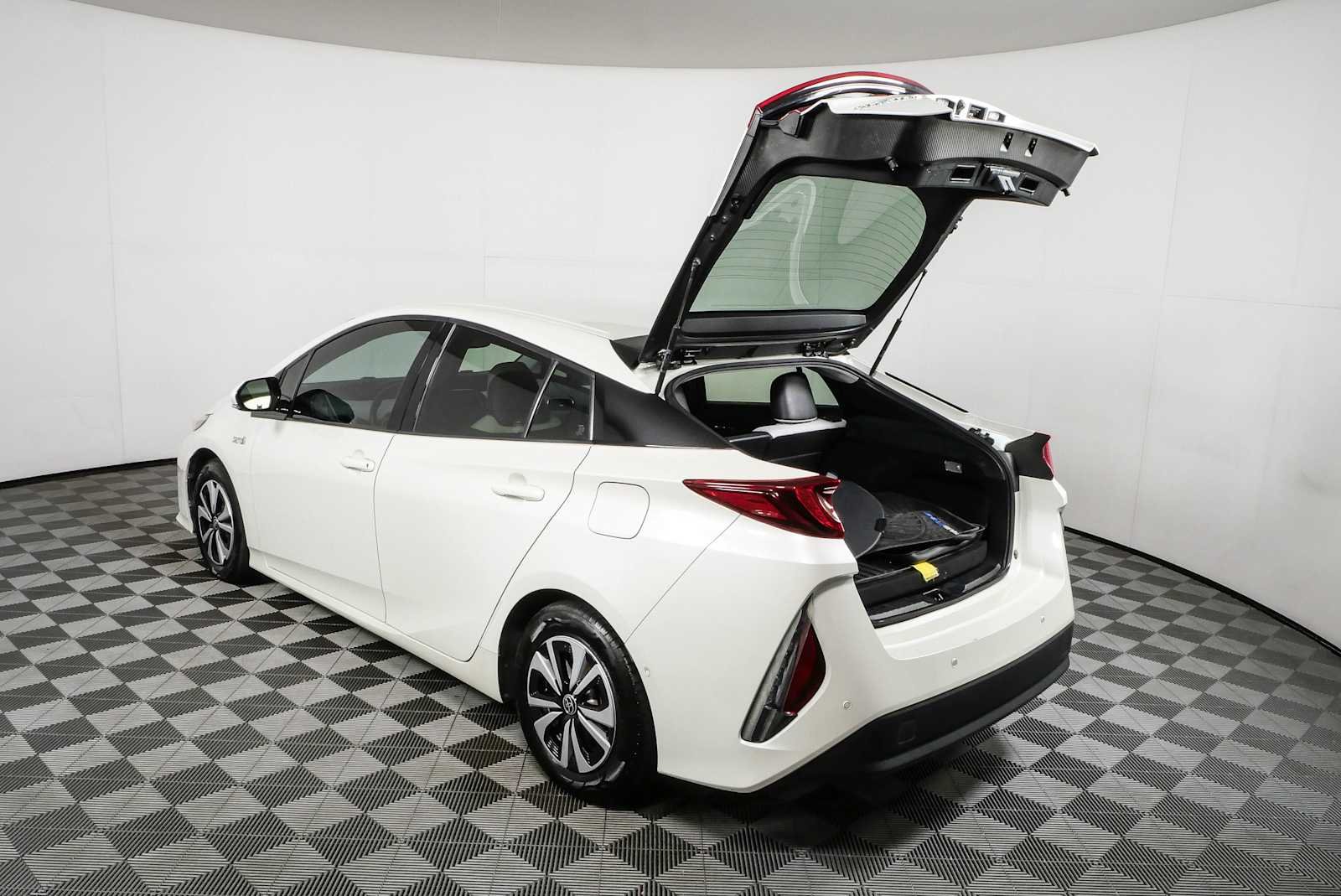 Used 2017 Blizzard Pearl Toyota Advanced image 29