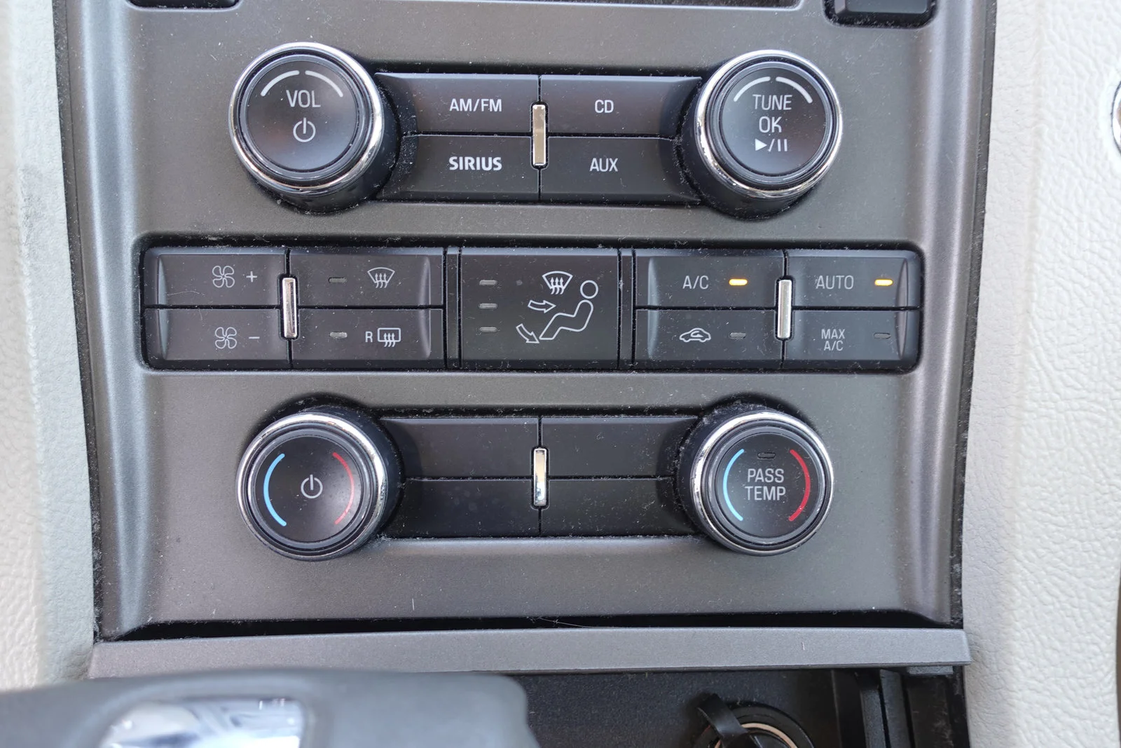 Used 2012 White Suede Ford SEL image 21
