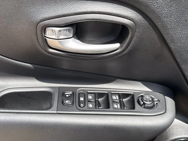 Used 2023 White Jeep Altitude image 12