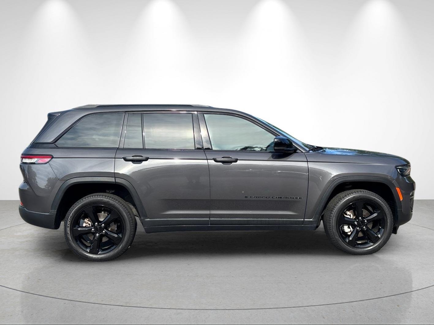Used 2023 Baltic Gray Metallic Clearcoat Jeep Limited image 6