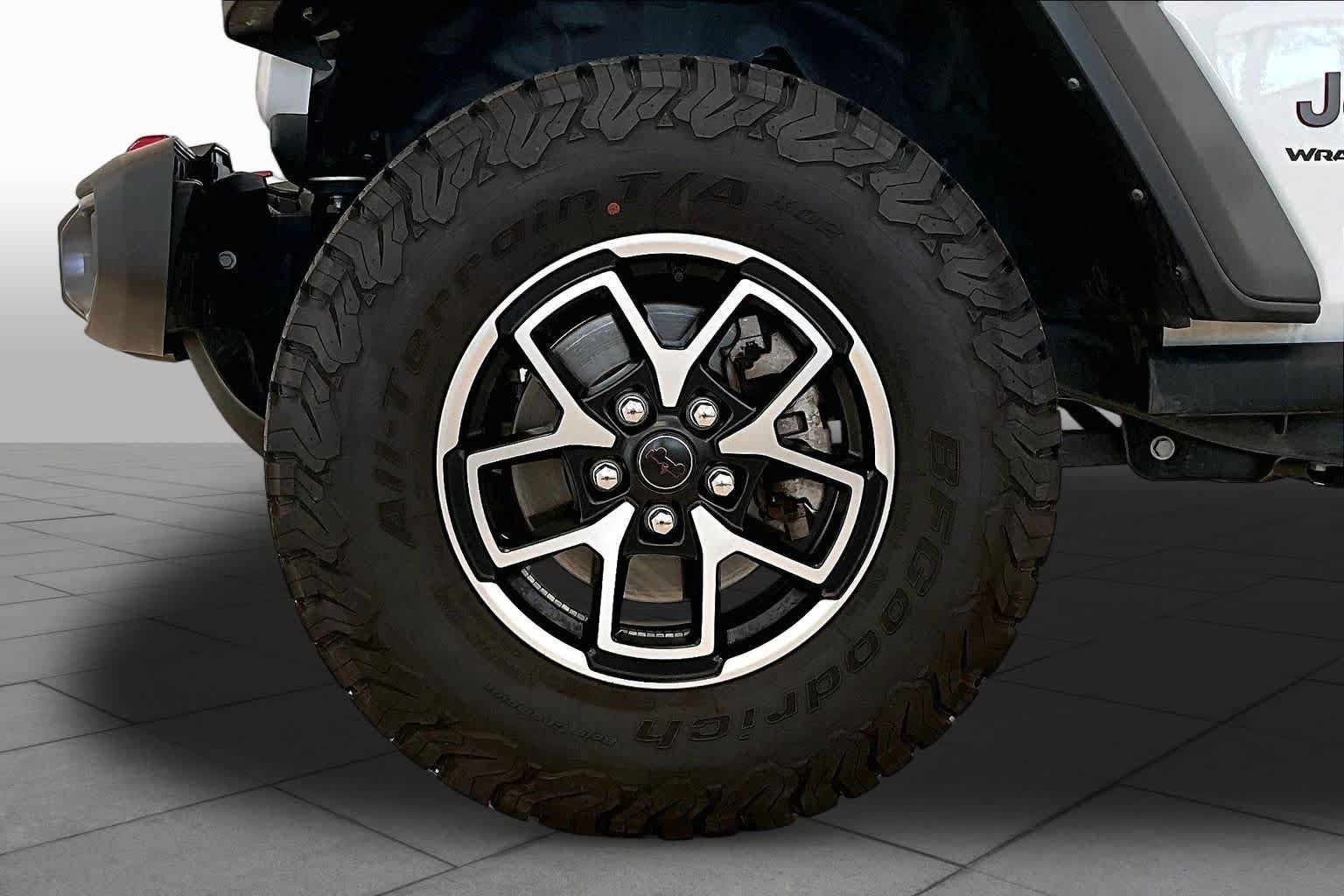 Used 2025 Bright White Clearcoat Jeep Rubicon image 10