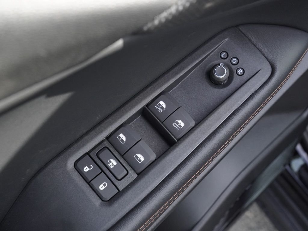 New 2026 Diamond Black Crystal Pearl-Coat Exterior Paint Jeep Limited image 10