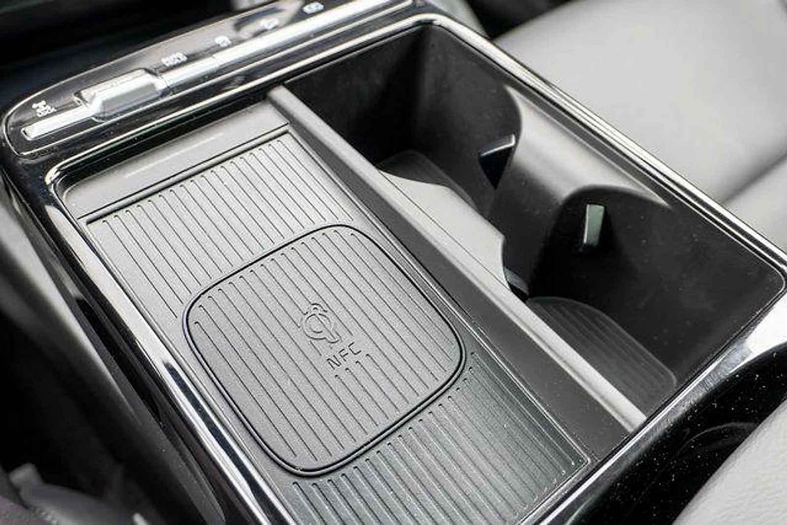 Used 2025 Shimmering Silver Hyundai Limited image 32