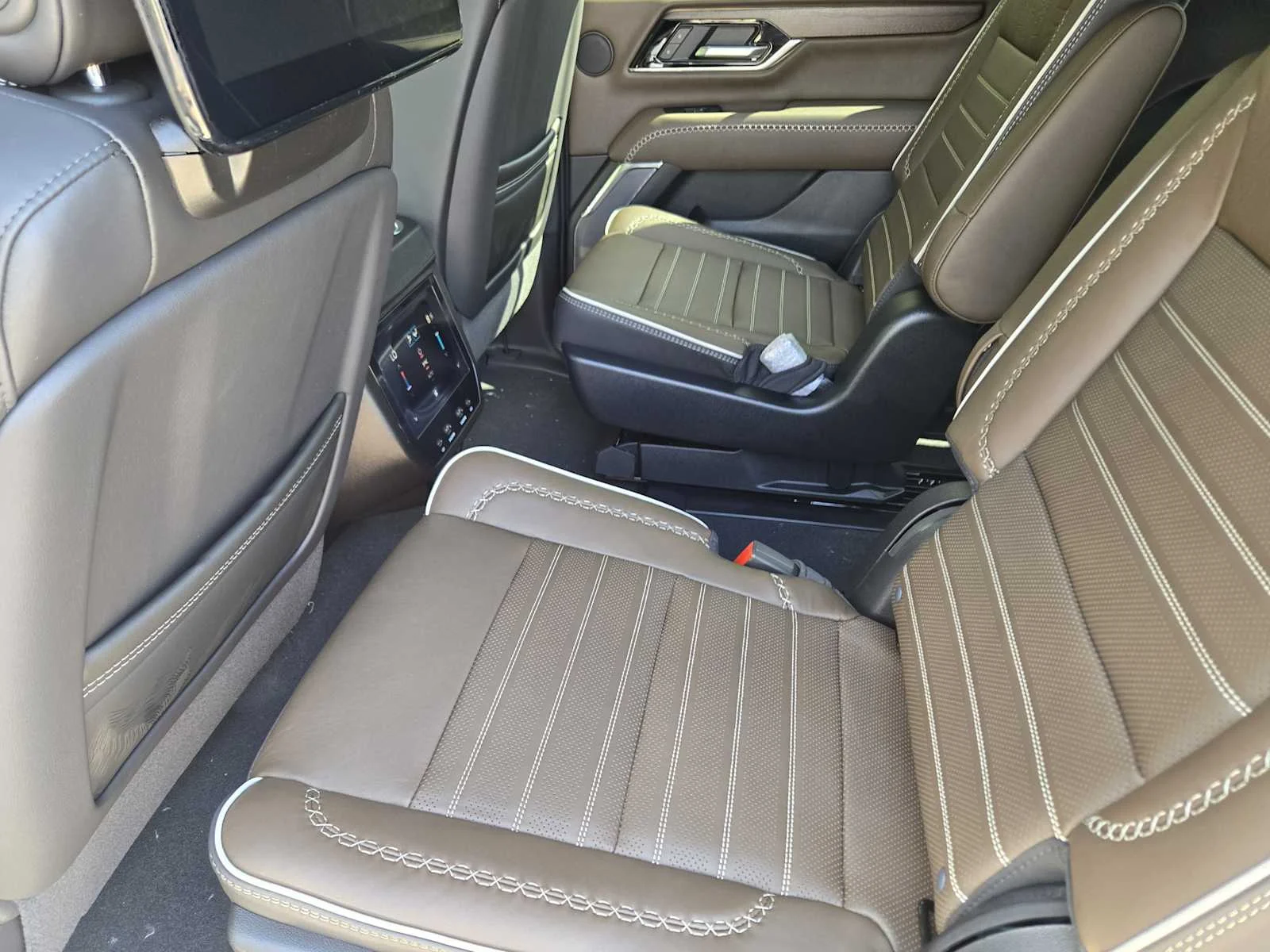 New 2027 Glacier White Tricoat GMC Denali Ultimate image 18