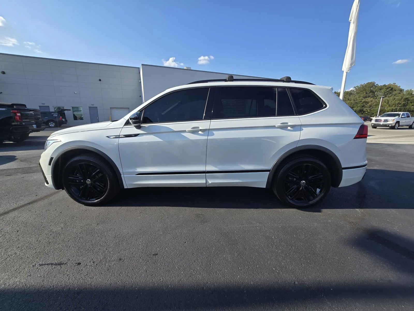 Used 2022 White Volkswagen 2.0T SE R-Line Black image 4