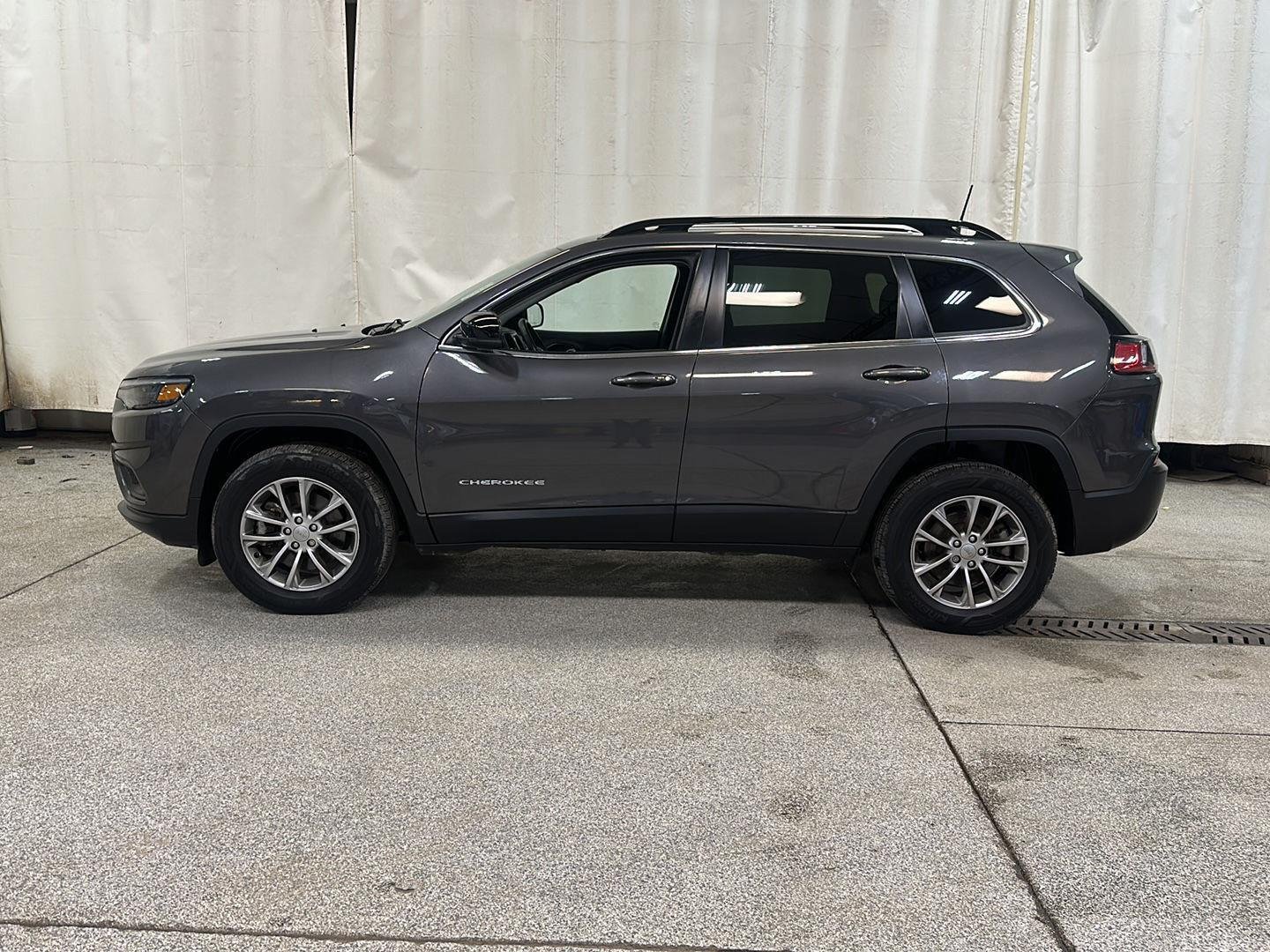 Used 2022 Jeep Cherokee Latitude Lux with VIN 1C4PJMMX1ND502137 for sale in Waconia, Minnesota