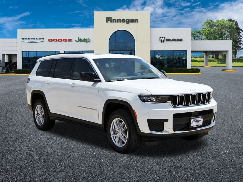 Used 2025 White Jeep Laredo image 7