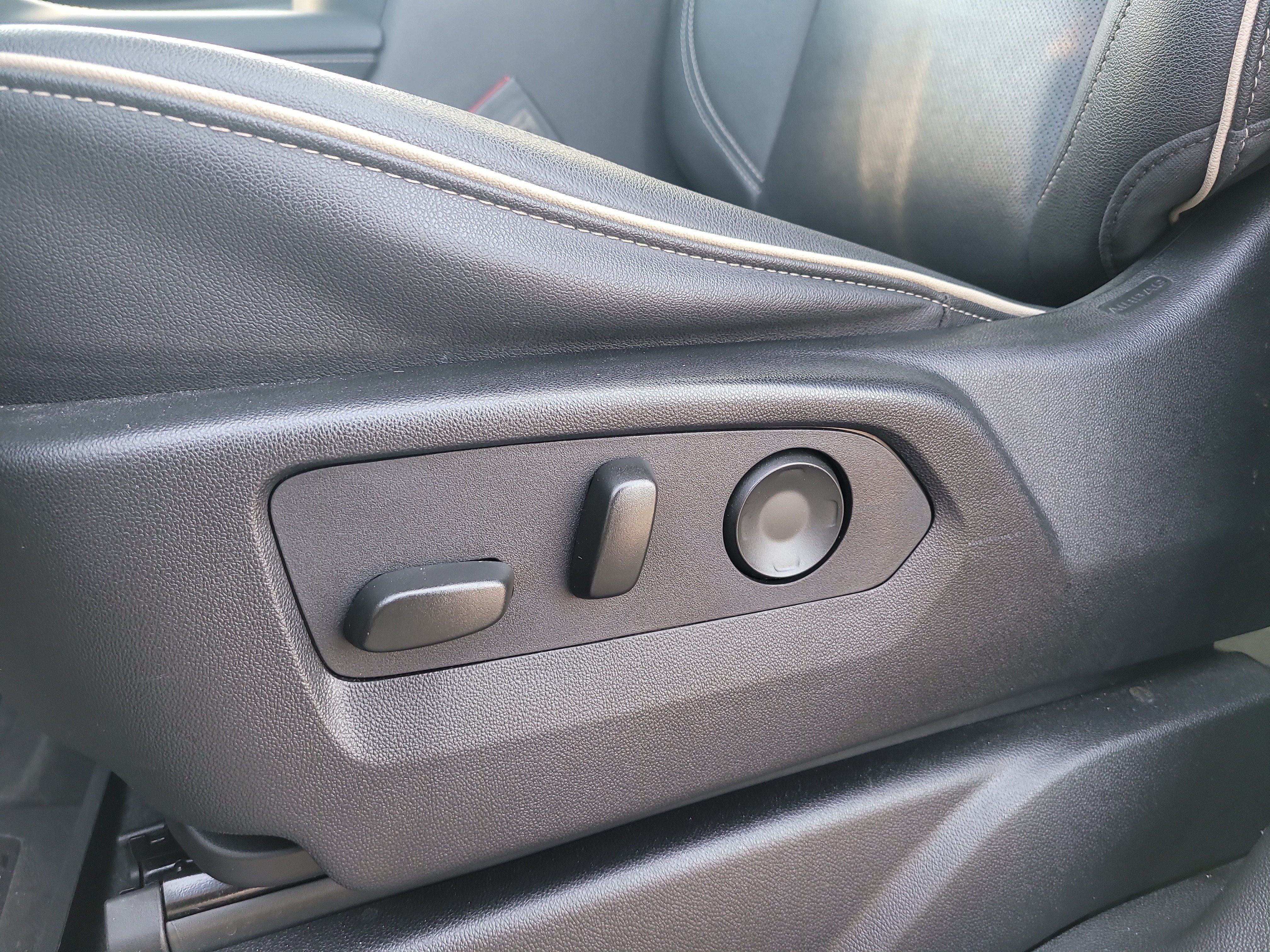 Used 2024 Sterling Metallic GMC SLT image 19