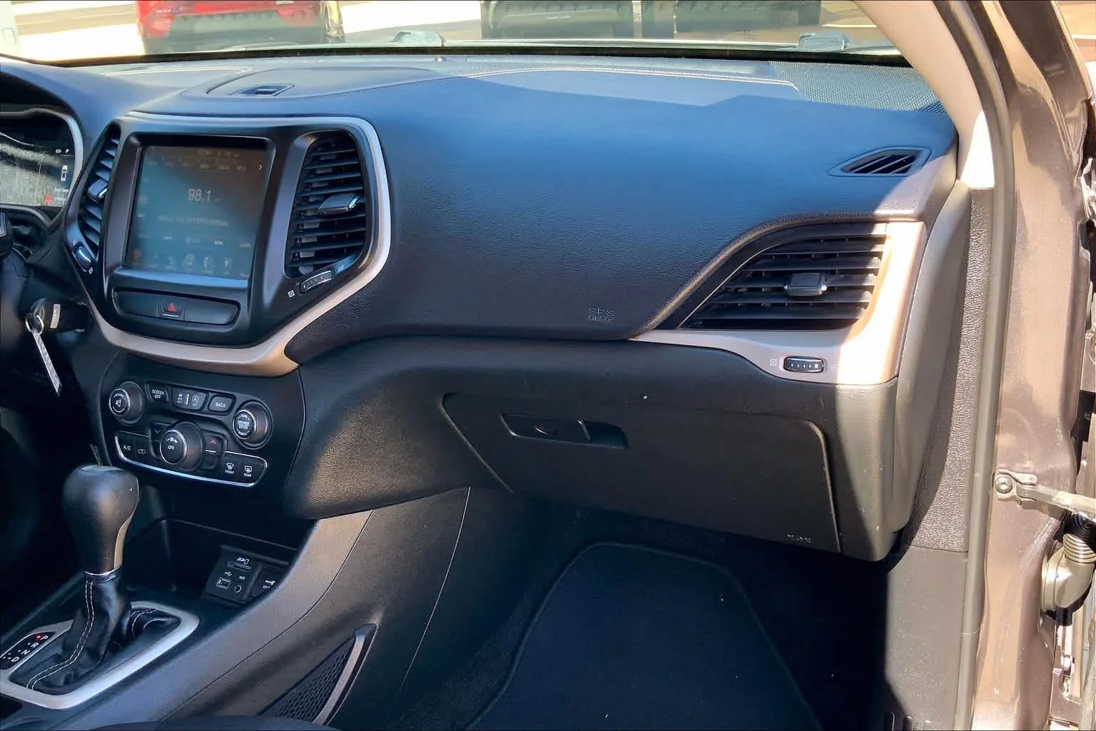 Used 2015 Granite Crystal Metallic Clearcoat Jeep Latitude image 17