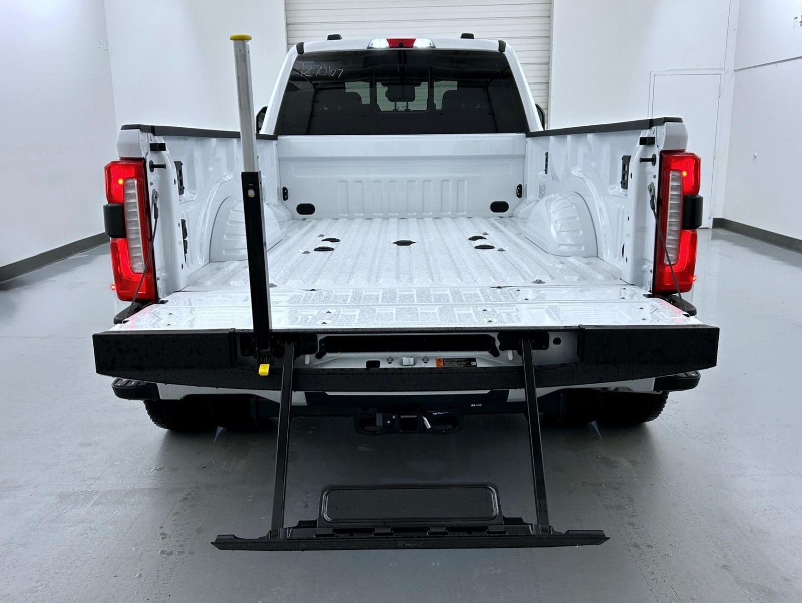 New 2027 Oxford White Ford Lariat image 22