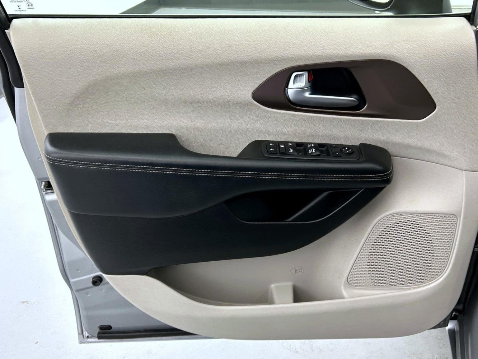 Used 2020 Silver Chrysler LXI image 9