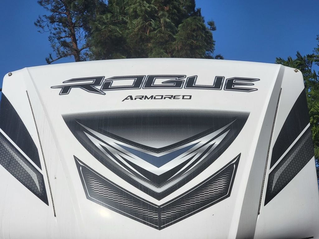 Used 2022  Rogue Toy Hauler image 3