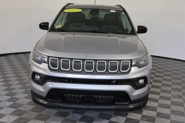 Used 2022 Silver Jeep Latitude image 3