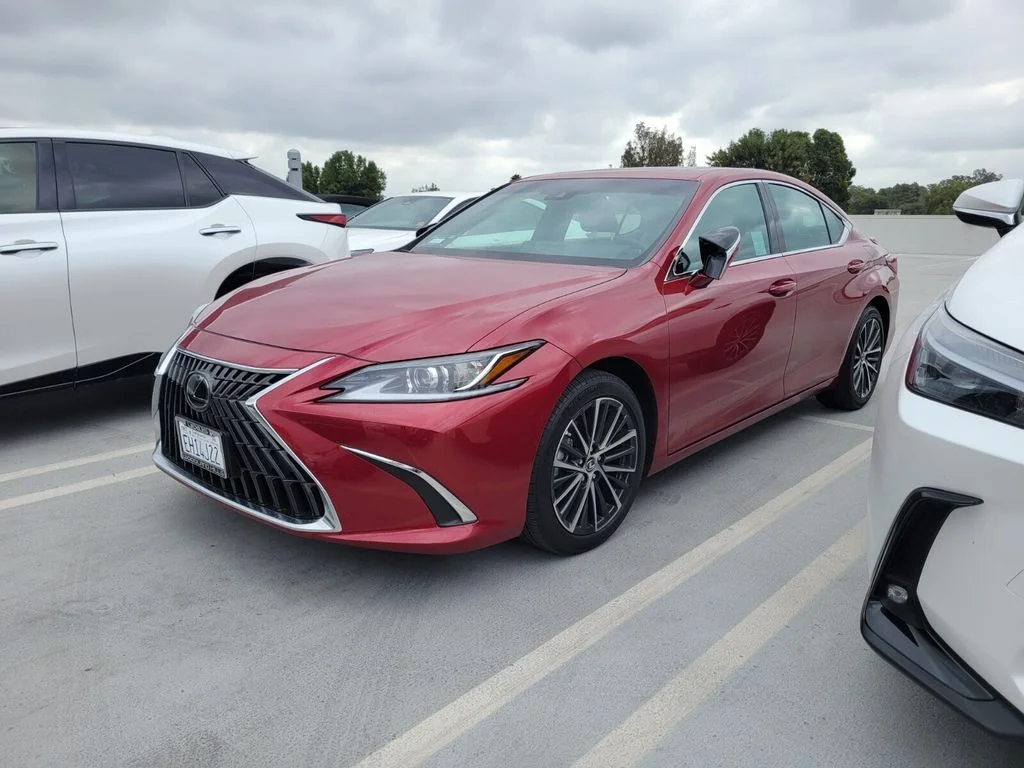 2025 Lexus ES 300h 300h's photo