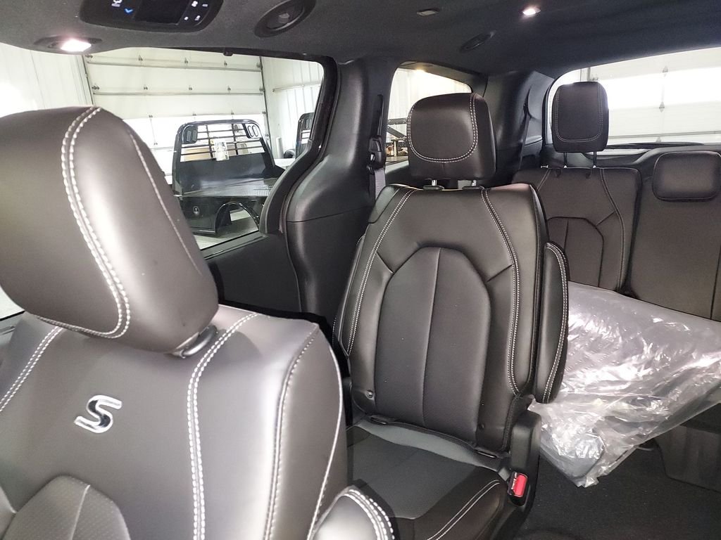 New 2026 Diamond Black Crystal Pearl-Coat Exterior Paint Chrysler Select image 12