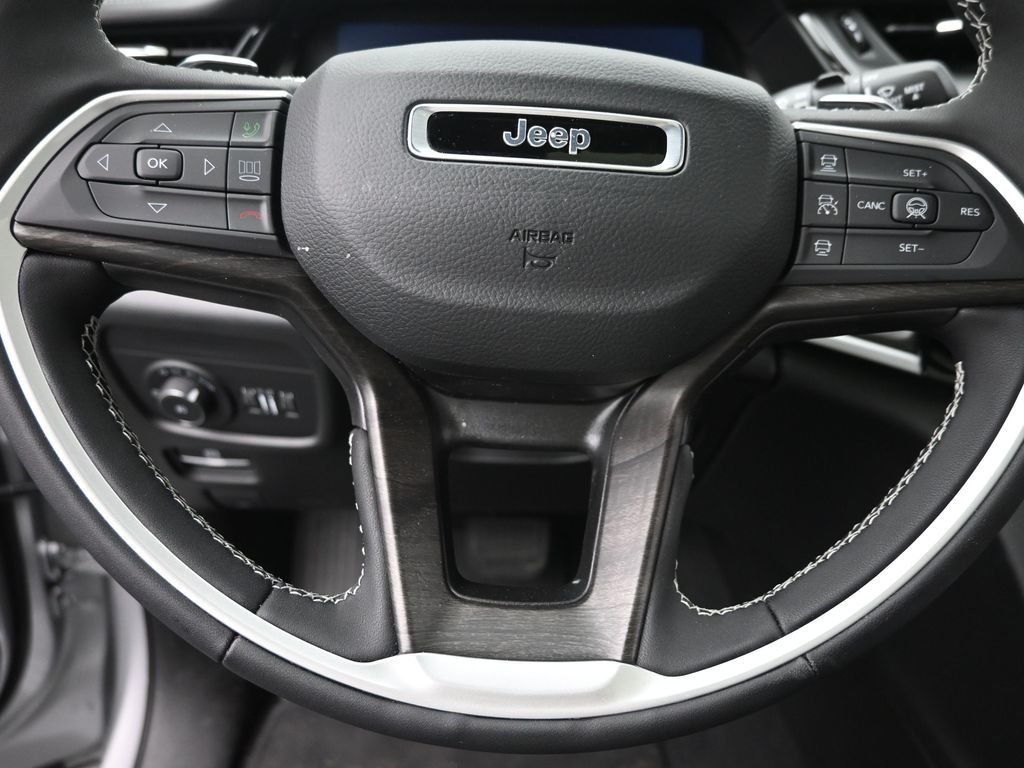 New 2026 Silver Zynith Exterior Paint Jeep Limited Reserve image 17