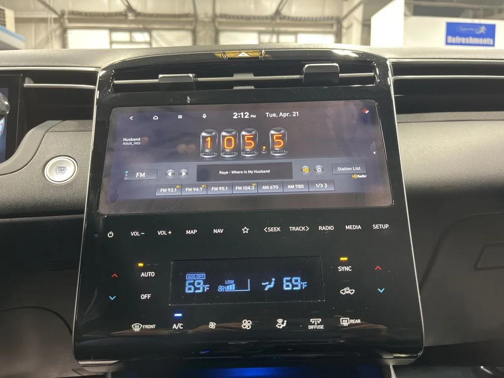 Used 2022 Ice White Hyundai Limited image 25