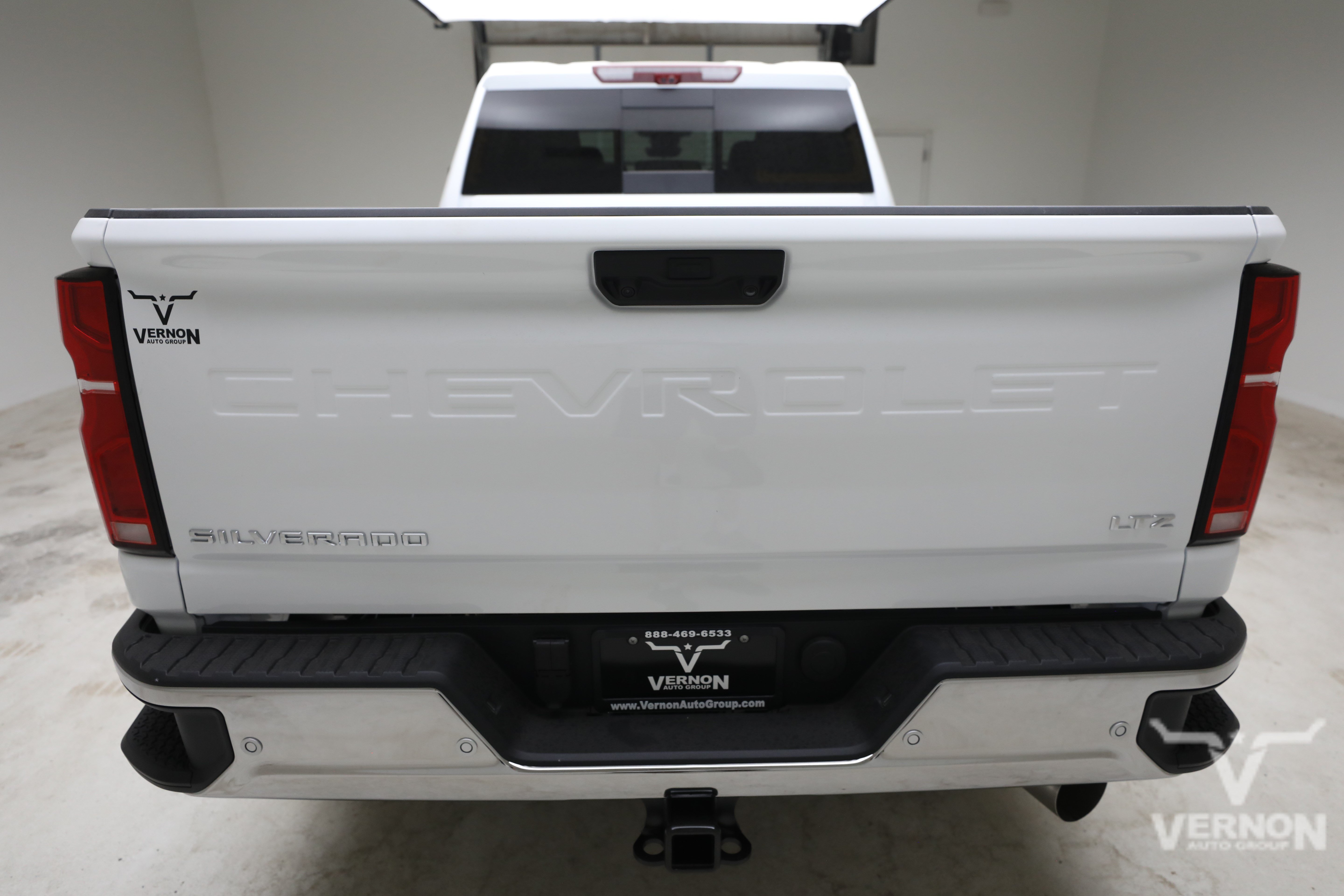 New 2026 Summit White Chevrolet N image 4