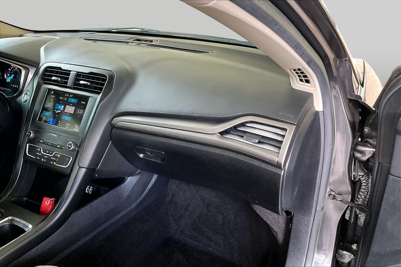 Used 2019 Magnetic Metallic Ford SE image 18
