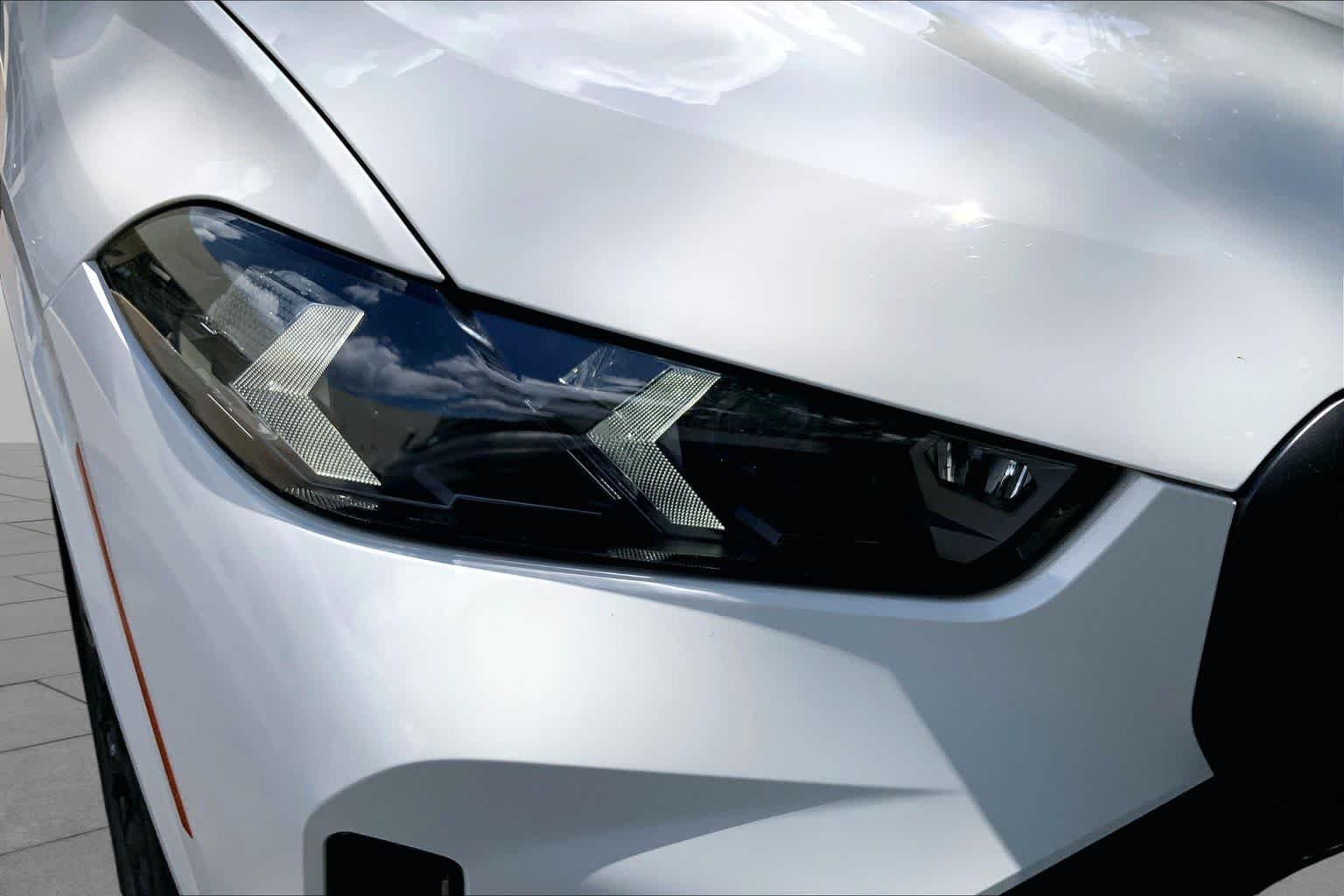 Used 2024 Alpine White BMW M60i image 26
