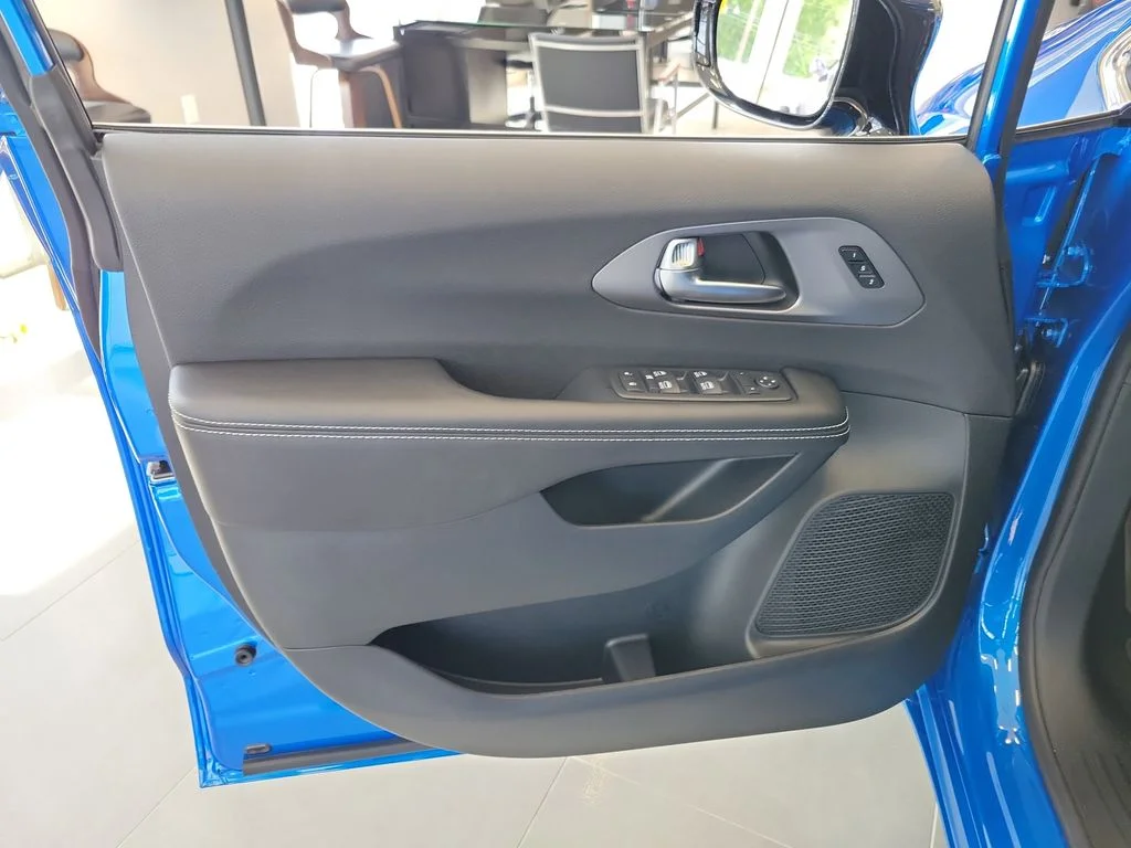 New 2027 Hydro Blue Pearl-Coat Exterior Paint Chrysler Select image 6