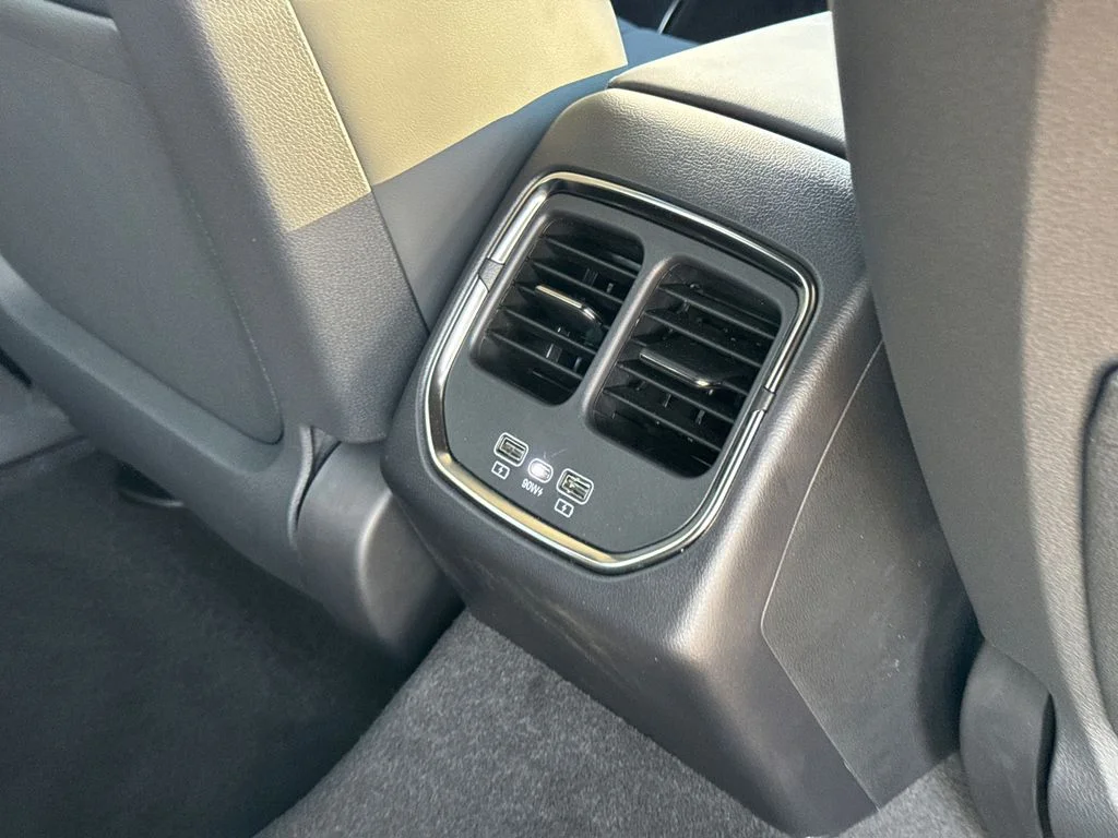 2025 VinFast VF 8 Plus - Photo 18