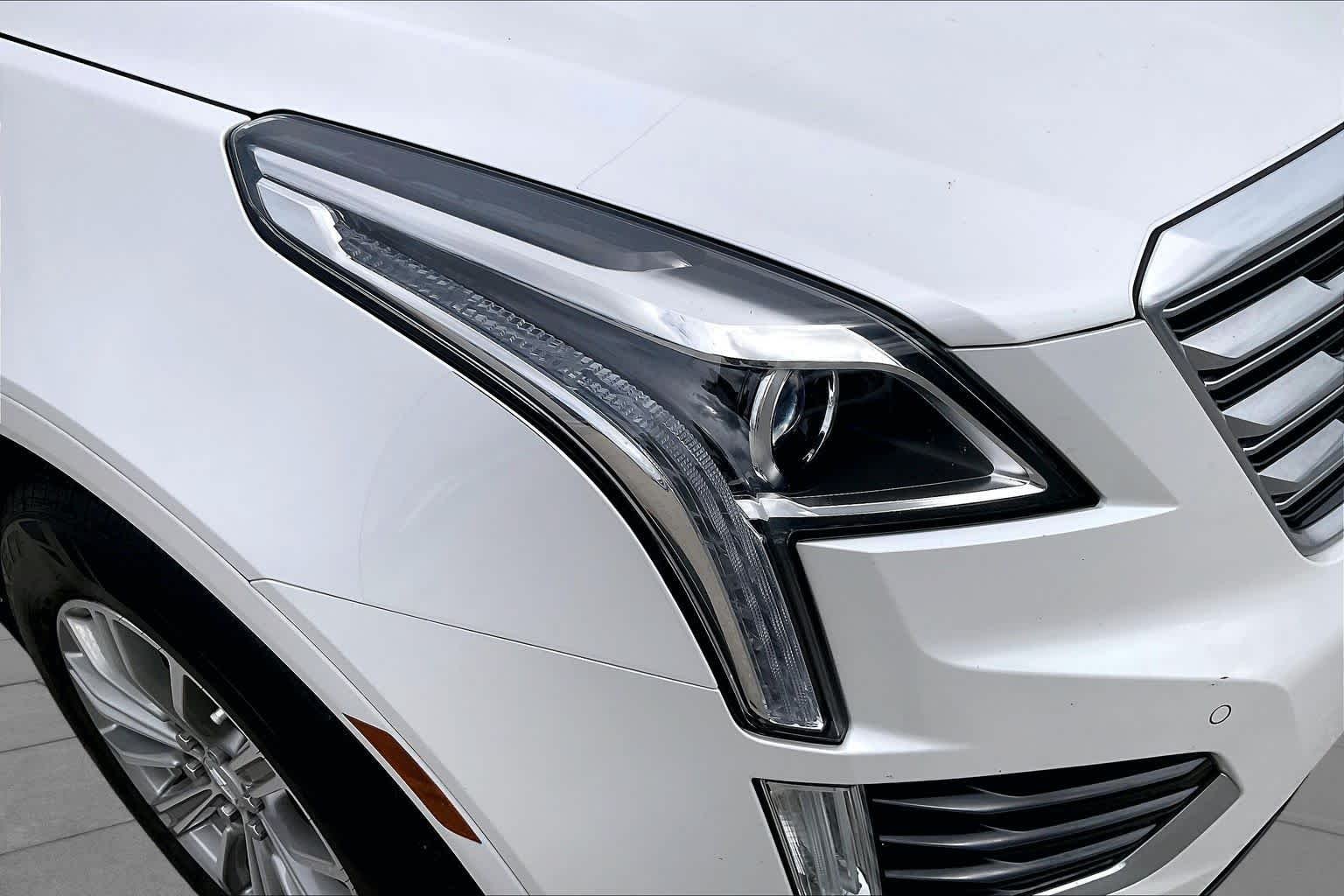 Used 2018 Crystal White Tricoat Cadillac Luxury FWD image 28