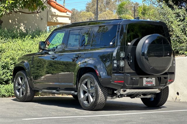 New 2026 Santorini Black Land Rover X-Dynamic SE image 3