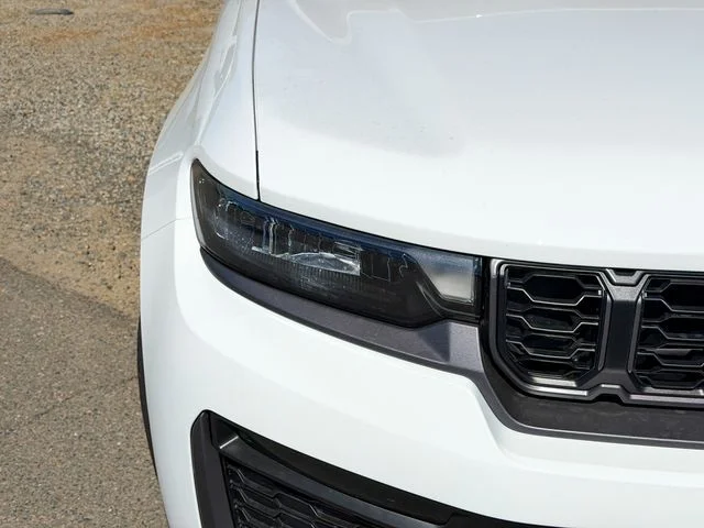 New 2026 Bright White Clear-Coat Exterior Paint Jeep Limited image 5