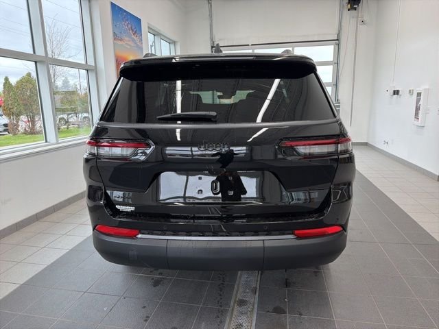 New 2026 Diamond Black Crystal Pearl-Coat Exterior Paint Jeep Altitude image 4