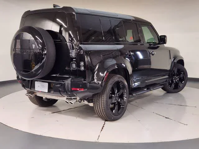 2026 Land Rover Defender V8 - Photo 2