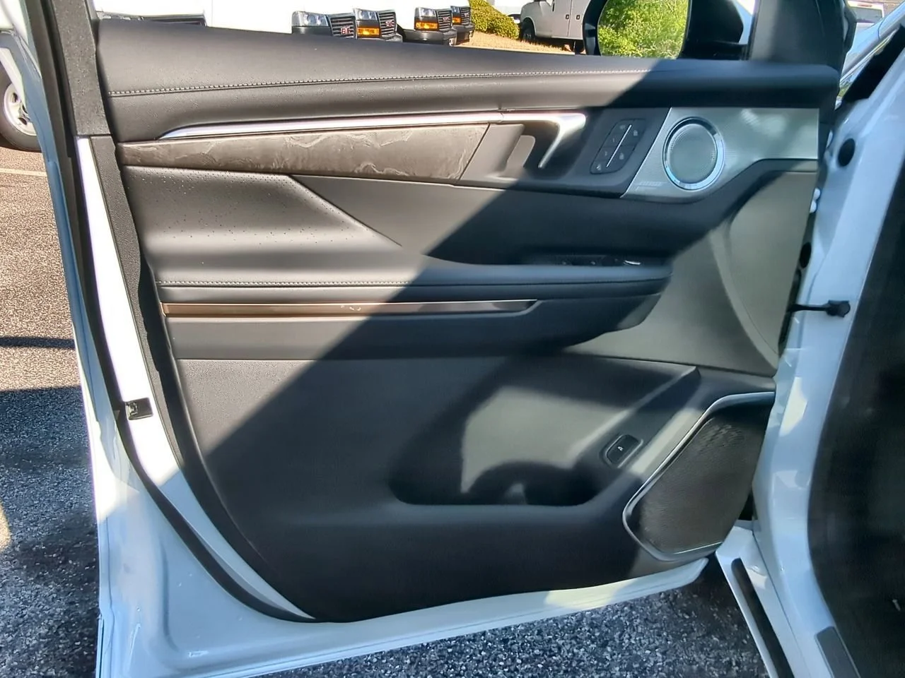New 2026 Iridescent White Tricoat Buick Avenir image 23