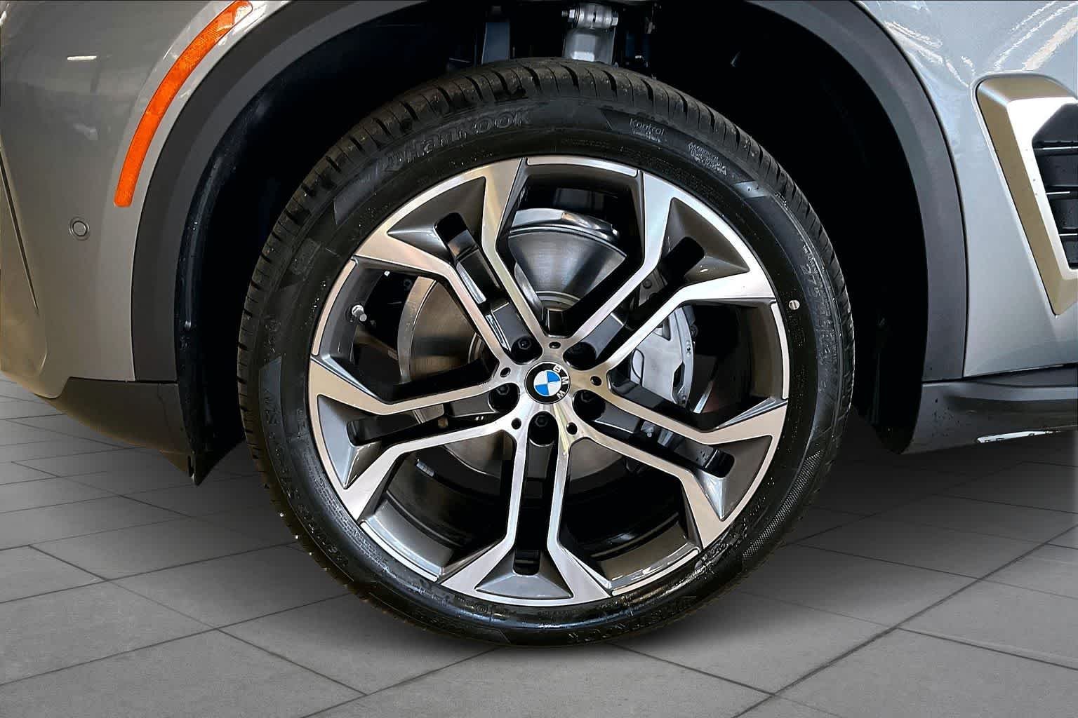 Used 2026 Skyscraper Grey Metallic BMW sDrive40i image 11