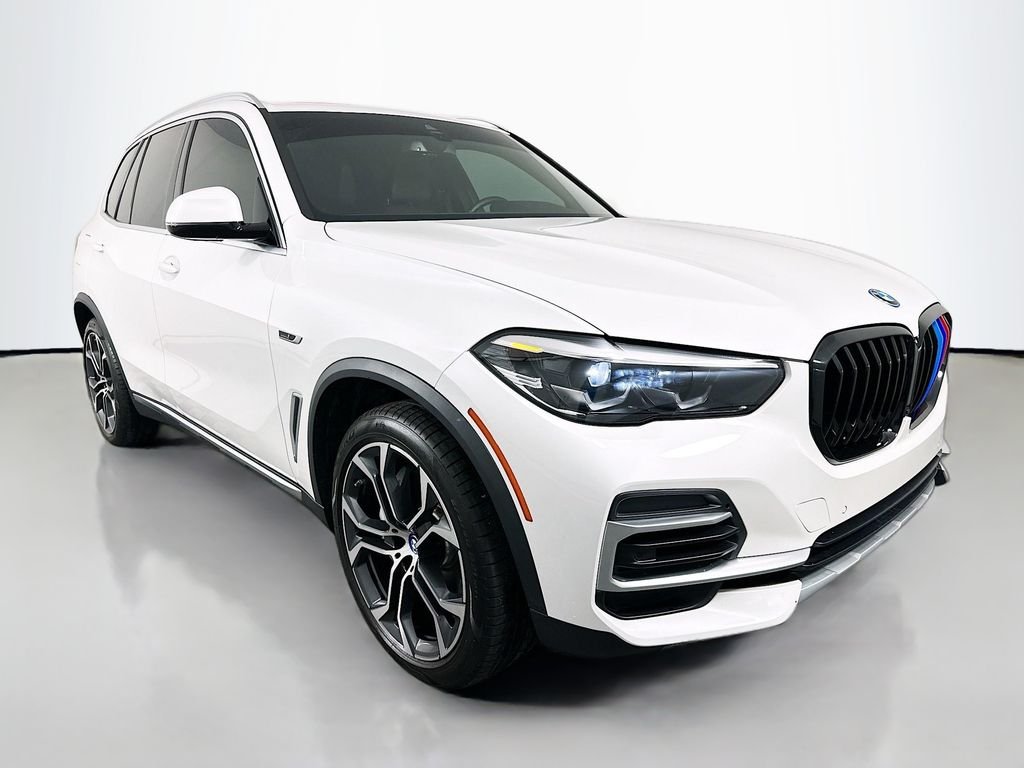 Used 2022 Mineral White Metallic BMW xDrive45e image 3