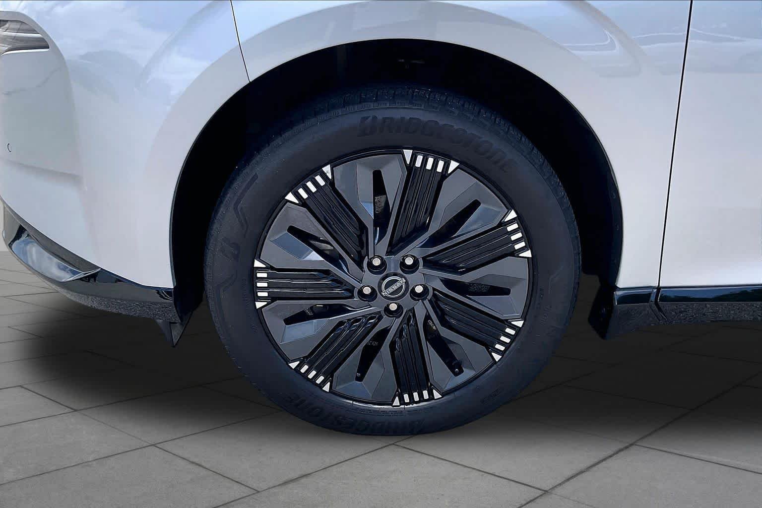 Used 2025 Silver Nissan Platinum image 11