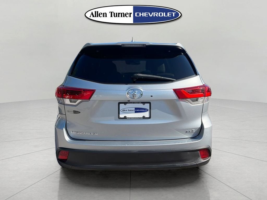 Used 2019 Silver Toyota XLE image 5