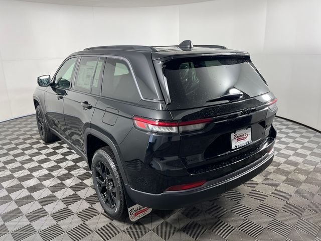 New 2026 Diamond Black Crystal Pearl-Coat Exterior Paint Jeep Altitude image 3