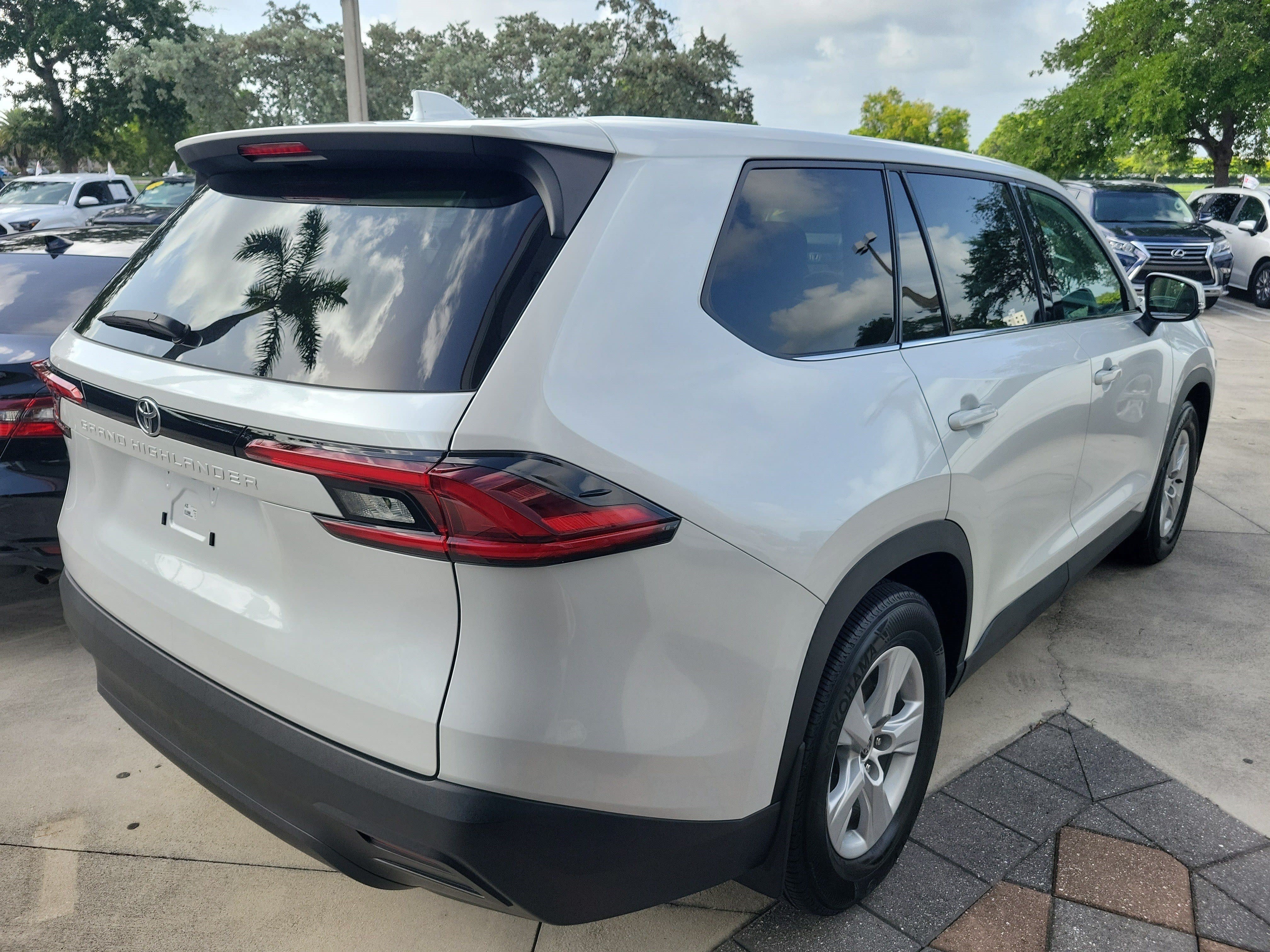 Used 2025 Pearl Toyota LE image 7