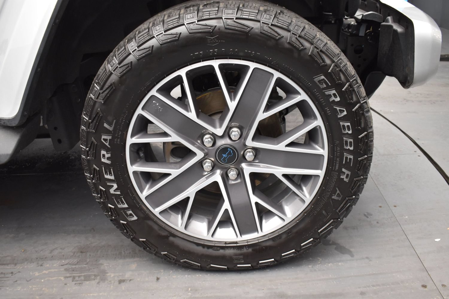 Used 2024 Silver Zynith Clearcoat Jeep High Altitude image 16