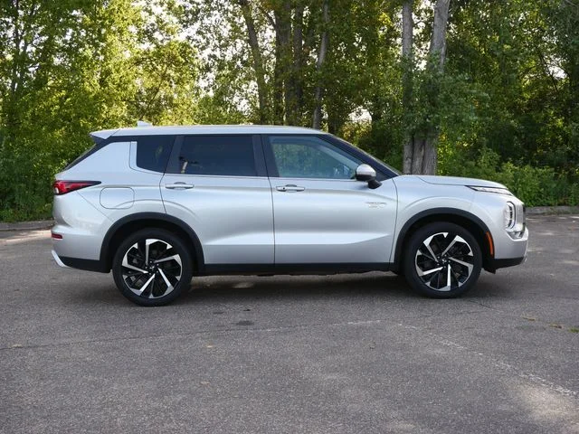 Used 2024 Silver Mitsubishi SE image 6