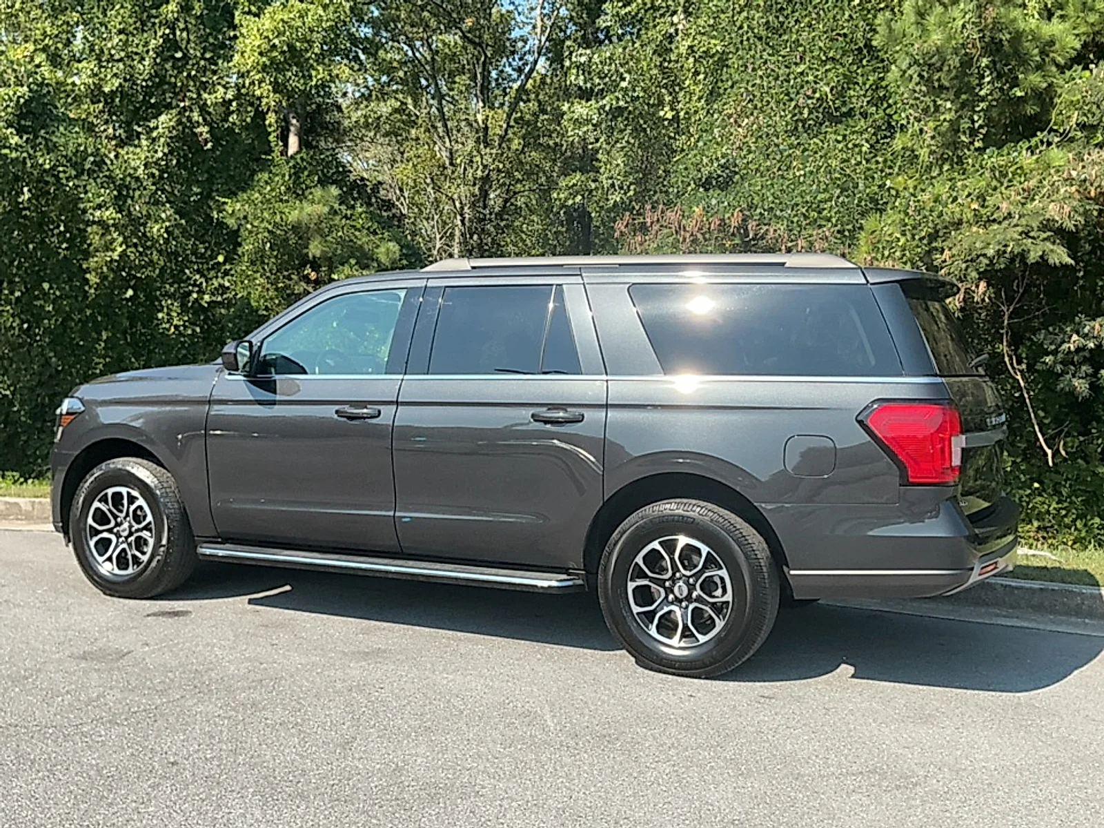 Used 2022 Dark Matter Metallic Ford XLT MAX image 3